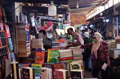 منطقة سور الازبكية , مكان لبيع الكتب الجديدة و القديمة يحاوط حديقة الأزبكية هو مكان شهير في القاهرة يضم حوالى 132 مكتبة , القاهرة , مصر