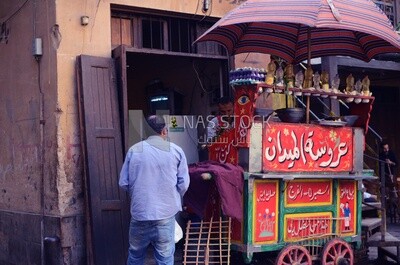 عربة طعام مصرية تبيع الفول والفلافل فى احد الاحياء الشعبية ,القاهرة , مصر