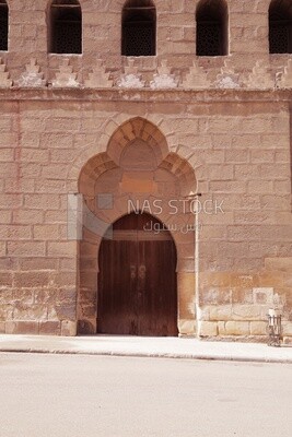 One of the doors of the Caliph mosques, worship and getting closer to God, the call for Muslims to pray, landmarks of the Prophet’s Mosque, and Islamic world tourism
