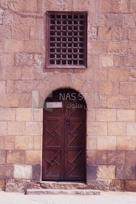 One of the doors of the Caliph mosques, worship and getting closer to God, the call for Muslims to pray, landmarks of the Prophet’s Mosque, and Islamic world tourism