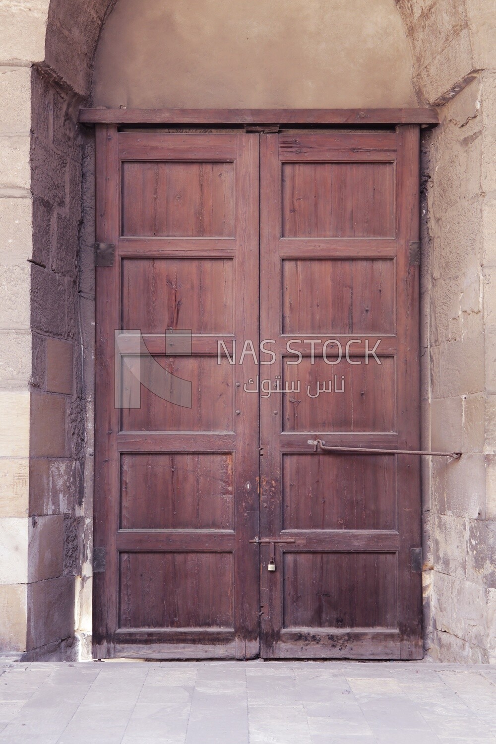 One of the doors of the Caliph mosques, worship and getting closer to God, the call for Muslims to pray, landmarks of the Prophet’s Mosque, and Islamic world tourism