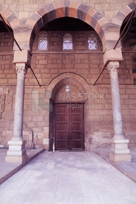 One of the doors of the Caliph mosques, worship and getting closer to God, the call for Muslims to pray, landmarks of the Prophet’s Mosque, and Islamic world tourism