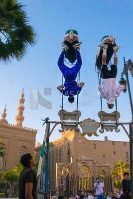 أطفال يلعبون على الأرجوحة في الشارع، الشارع، الناس