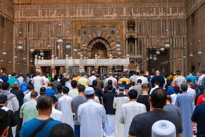 الناس يصلون في المسجد ، عيد