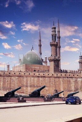 مسدس قديم مع درع في المتحف العسكري الوطني المصري، التاريخ، السياحة في مصر
