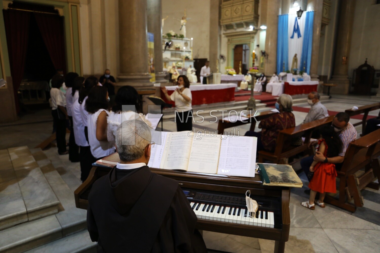 Church choir sings hymns and celebrates Resurrection