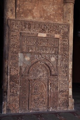 نقوش زخرفية اسلامية على احد اعمده مسجد بن طولون القاهرة , مصر . مسجد بن طولون يعد معلماً ثقافياً ومعمارياً هاماً في مصر