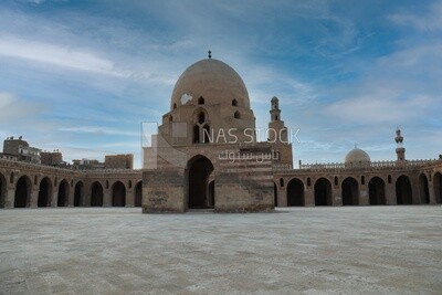 ساحة مسجد احمد ابن طولون , المسجد مبني من الطوب اللبن والحجر الجيري ,المسجد أحد مواقع التراث العالمي لليونسكو,مصر