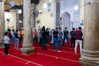 مصلون في المعز لدين الله بالقاهرة الفاطمية