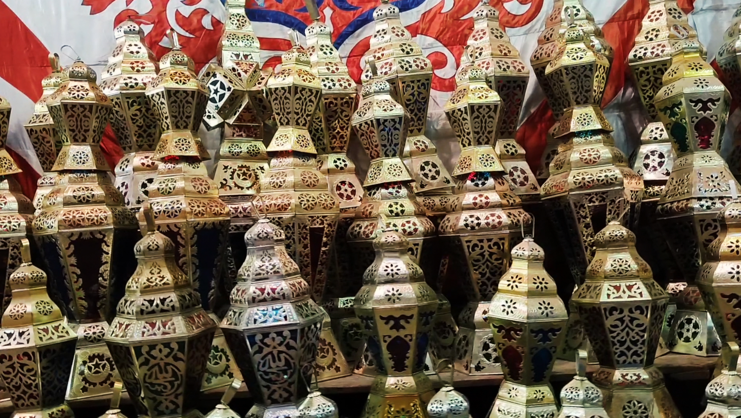 Egyptian shop sells Ramadan lanterns