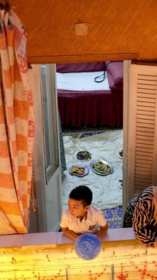 Video of a woman putting dishes on the floor for iftar, Ramadan Kareem, preparing their iftar