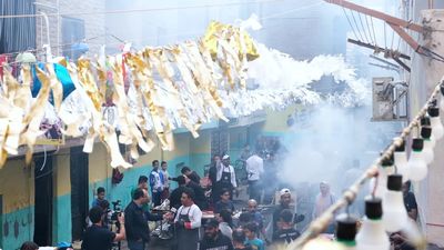 منظر لأهالي المطرية يتشاركون إفطارهم معًا في الشارع ، رمضان كريم ، يستعدون للإفطار.
