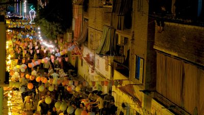 منظر لأهالي المطرية يتشاركون إفطارهم معًا في الشارع ، رمضان كريم ، يستعدون للإفطار.