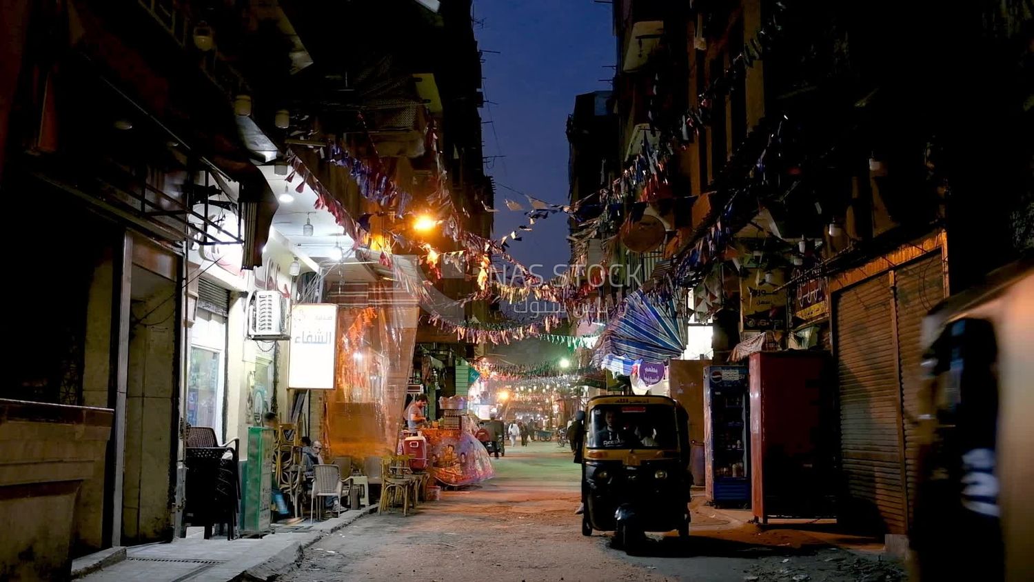اشخاص يسيرون فى الشارع ، رمضان كريم