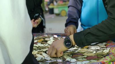 مجموعة من الاشخاص يقومون باختيار سلسلة مفاتيح على شكل فانوس رمضان , احتفالات رمضان