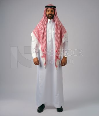 صورة امامية رجل خليجي يرتدى الزى السعودى