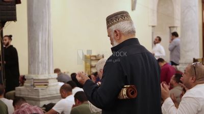 رجل في المسجد .