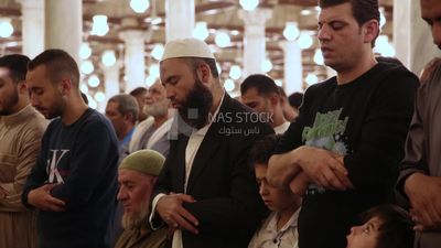 المصلين يصلون في المسجد