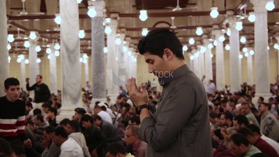 رجل في المسجد .