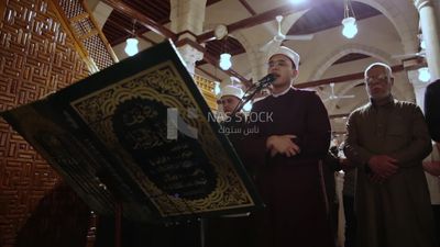 المصلين يصلون في المسجد