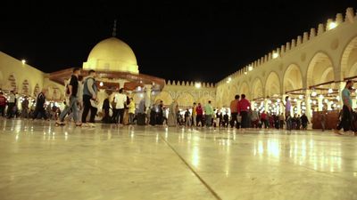 اشخاص فى مسجد عمرو بن العاص