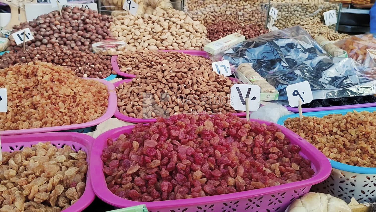 محل بقالة مصرى يبيع انواع مختلفة من التمور باسعار متفاوتة , مكسرات رمضانية , ياميش رمضان