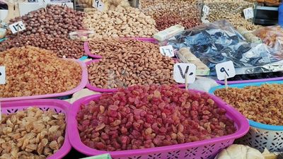 Egyptian grocery store that sells different types of dates