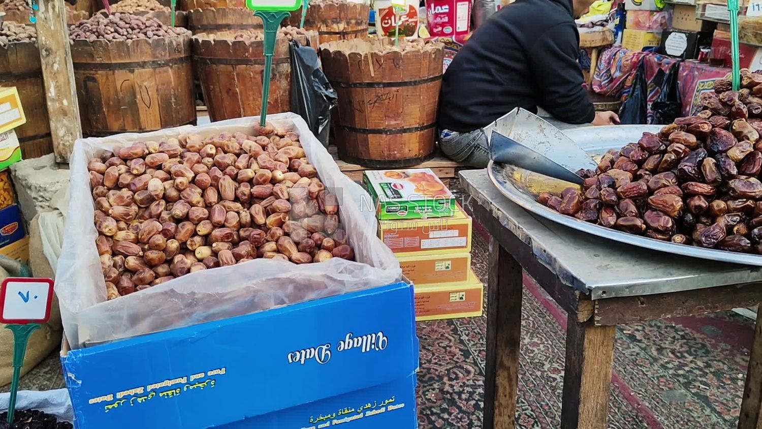 فيديومقربة لكيس مليء بالبلح فى احد محلات البقالة بمصر