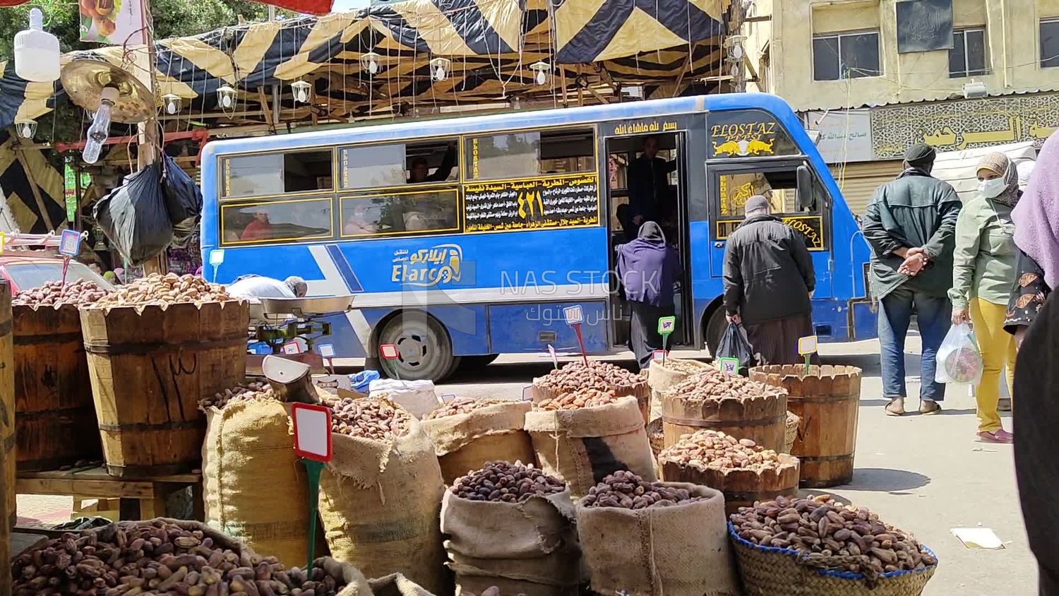 Egyptian grocery store that sells different types of dates