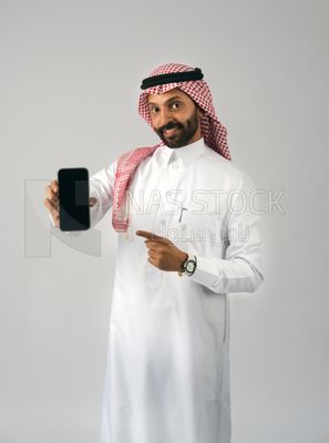 Gulf man holding a phone