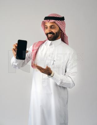 Gulf man holding a phone