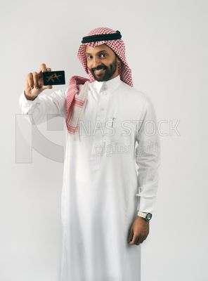 رجل خليجي يمسك بطاقة