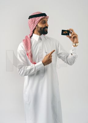 رجل خليجي يمسك بطاقة