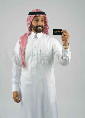 رجل خليجي يمسك بطاقة