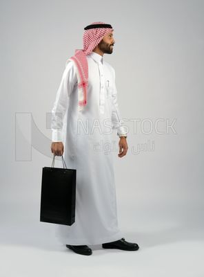 Gulf man holding a shopping bag