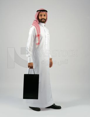 Gulf man holding a shopping bag