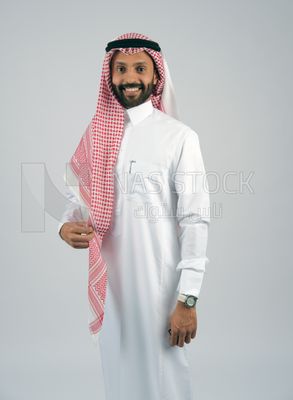 شاب خليجي يرتدى الزى السعودي والشماغ