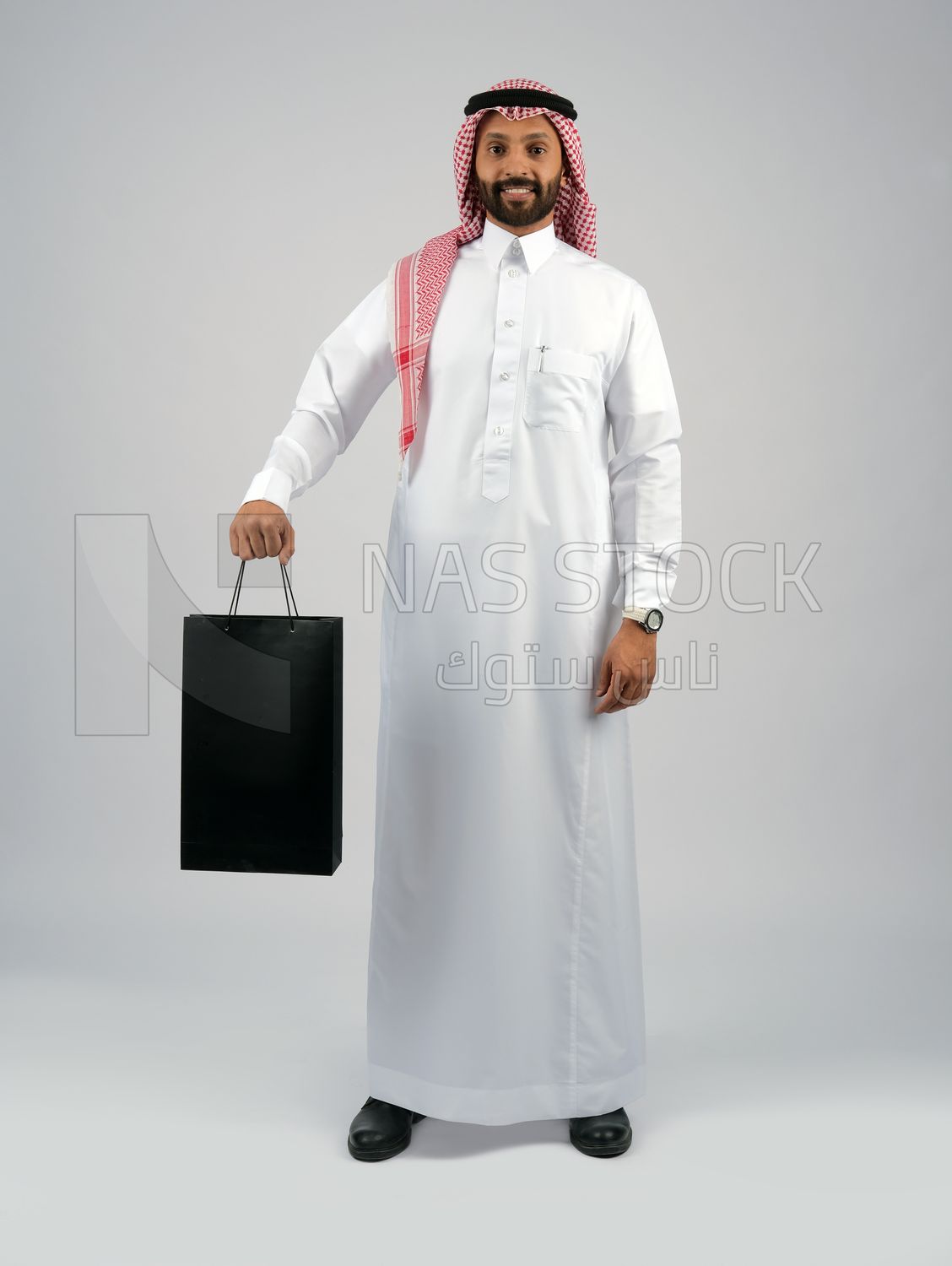 Gulf man holding a shopping bag