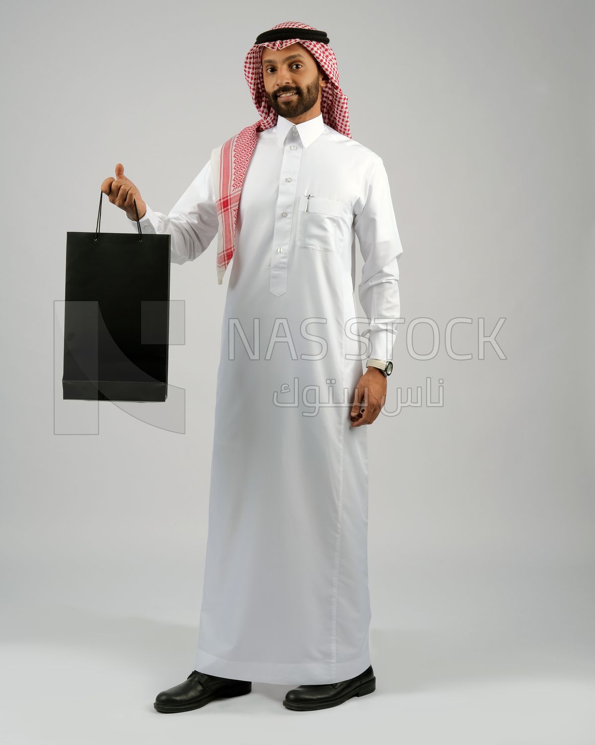 Gulf man holding a shopping bag