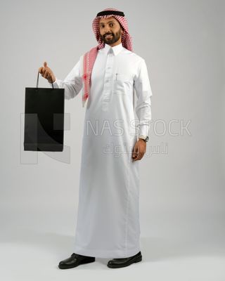 Gulf man holding a shopping bag