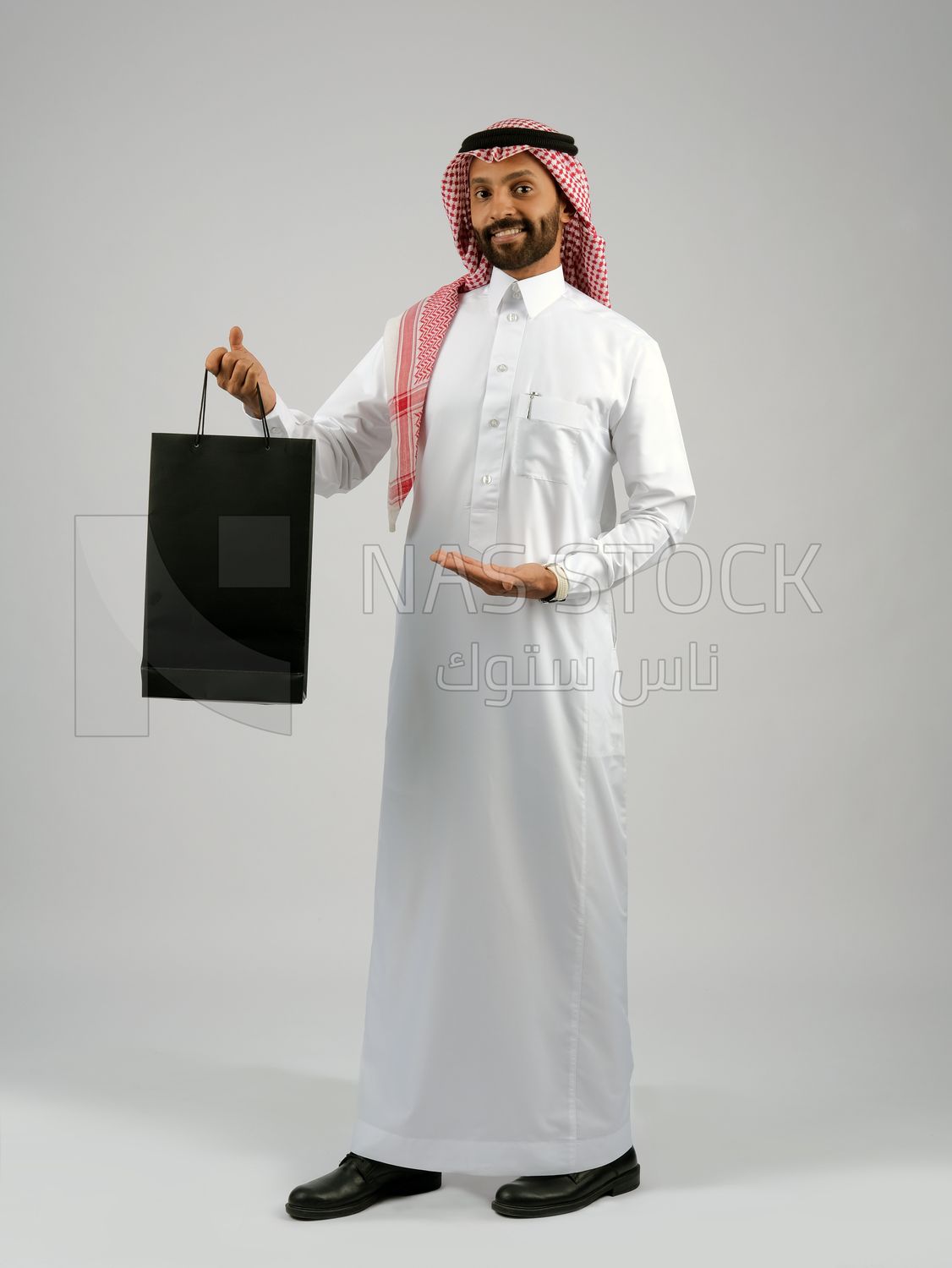 Gulf man holding a shopping bag