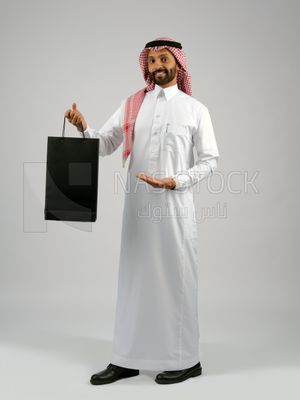Gulf man holding a shopping bag