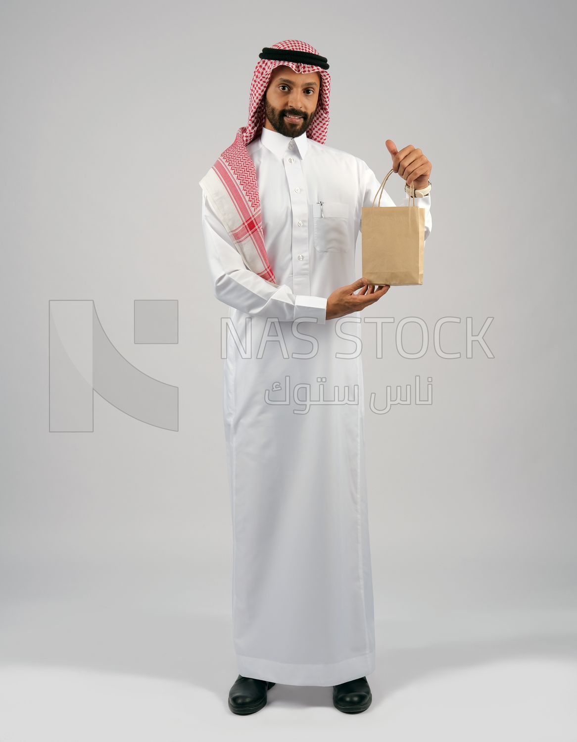 Gulf man holding a shopping bag