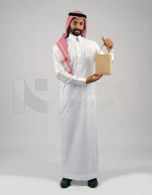 Gulf man holding a shopping bag