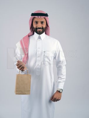 Gulf man holding a shopping bag