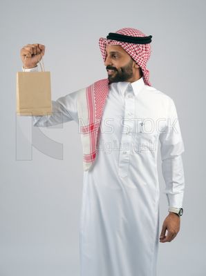 Gulf man holding a shopping bag