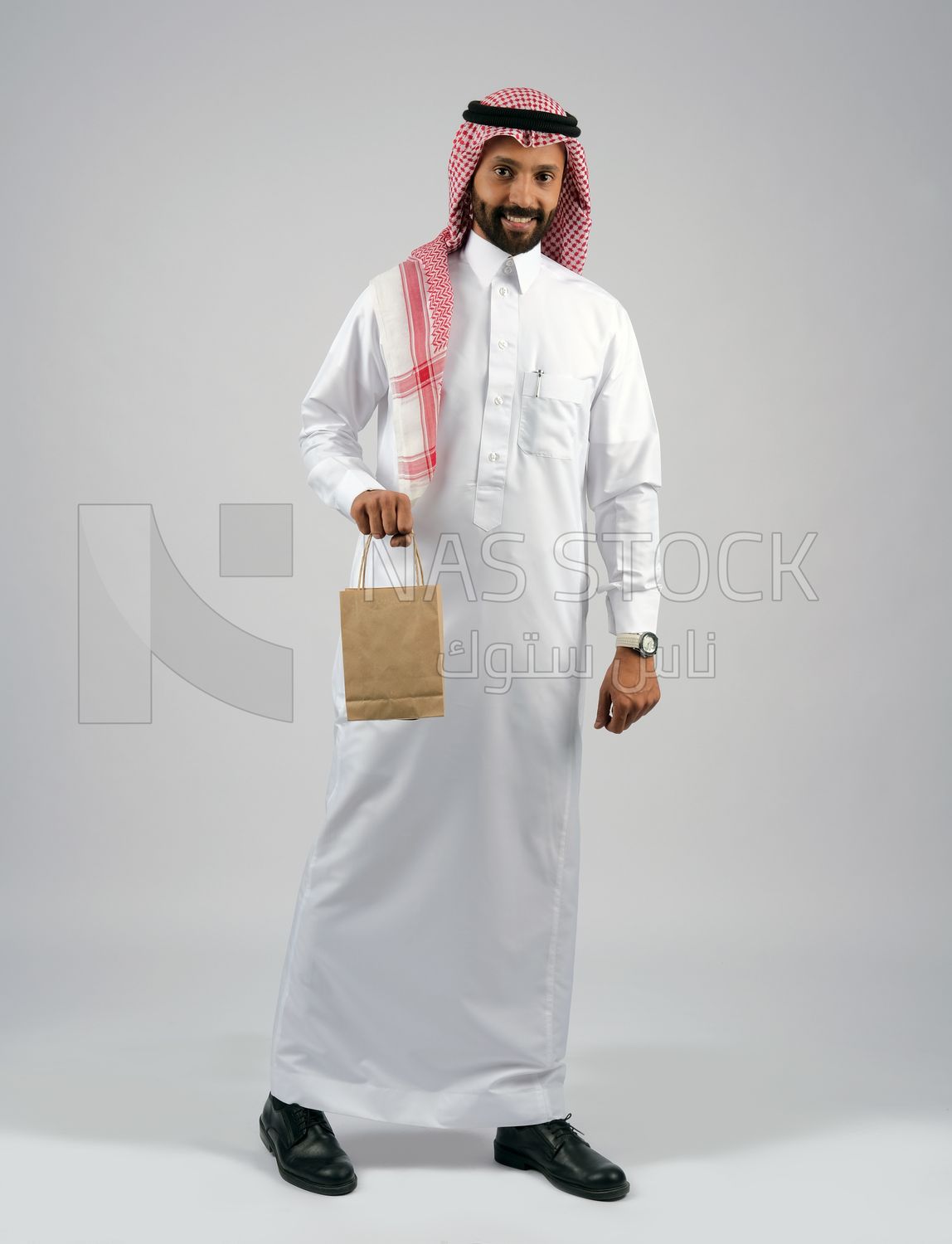 Gulf man holding a shopping bag