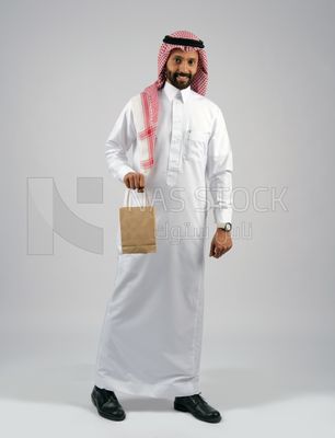 Gulf man holding a shopping bag