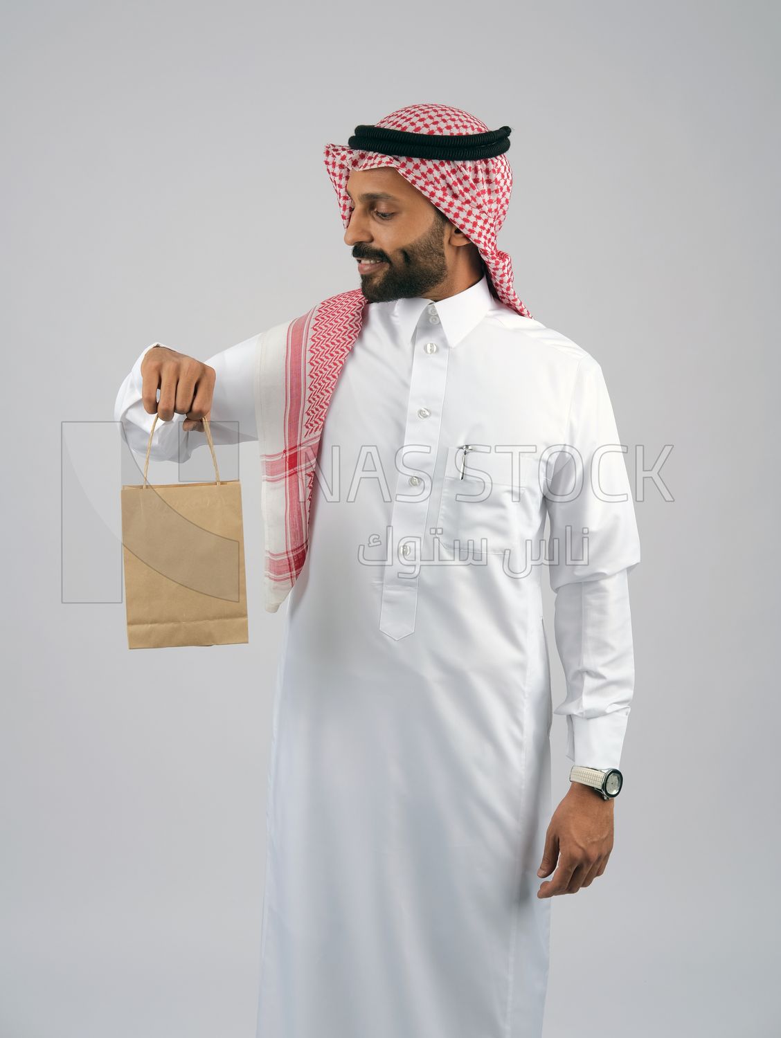 Gulf man holding a shopping bag