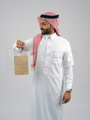Gulf man holding a shopping bag